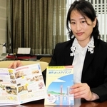 神戸をテーマにした「日本の歩き方」を説明する医師の古川由梨さん＝神戸市中央区、ポートアイランド