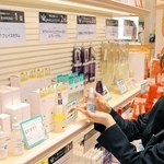 化粧品の体験型店舗に設けられた部門別ランキングコーナー。さまざまな価格帯が並ぶ＝神戸市中央区三宮町１、アットコスメストア神戸マルイ店