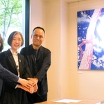 学生が制作した作品の前で提携を結ぶ大手前大とサンマルクの関係者ら＝神戸市西区学園東町８