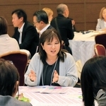 グループ討論する参加者ら＝４日午後、神戸市中央区港島中町６、神戸ポートピアホテル（撮影・谷口夏乃）