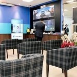 店内の展示ブースと播州織の椅子＝西脇市西脇、みなと銀行西脇支店