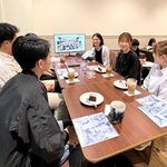 関西学院大神戸三田キャンパスで開かれた交流会で、神鋼鋼線工業の社員（右列奥）と話す学生ら＝三田市学園上ケ原