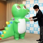 金融庁のキャラクター「ワニー参事官」と名刺交換する斎藤元彦兵庫県知事＝県庁