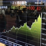 取引時間中では史上初の７万円台を付けた日経平均株価。この１年、ほぼ右肩上がりの上昇が続く＝１６日午後、神戸市中央区三宮町１（撮影・吉田敦史）