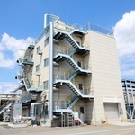 住友精化姫路工場で稼働した紙おむつ用吸水性樹脂リサイクルの試験設備（住友精化提供）