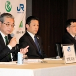 新たな金融サービスを説明するＪＲ西日本の倉坂昇治社長（左）ら＝５月、大阪市北区