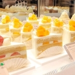定番のケーキのスポンジにはきび糖を使い、素材の違いを楽しめるようにした＝大阪市北区梅田１