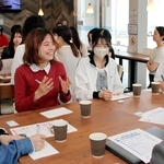 県内企業の若手社員と交流する武庫川女子大の学生ら＝西宮市里中町３、Ｍカフェ鳴尾店