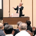 三宮再整備事業について説明する神戸市の中原信・都心再整備本部長＝神戸市中央区港島中町６、神戸商工会議所
