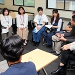 企業関係者と交流する学生ら＝兵庫県立大