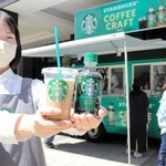 ネスレ日本の濃縮飲料「スターバックス　コーヒークラフト」（右）とアレンジした１杯を手にするスタッフ＝大阪市北区