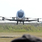２０２５年８月に尼崎市内で行われた空飛ぶクルマのデモンストレーション飛行イベント