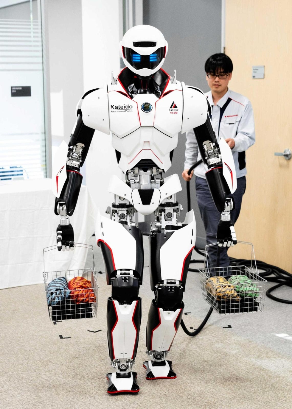 二足歩行ロボが職人技継承 鉄道設備、ホームの異変検知 産業基盤強化へ