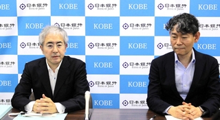 日銀神戸支店長に就任した大関雄資氏（左）と、離任した前神戸支店長の別所昌樹氏＝神戸市中央区京町（撮影・末永陽子）