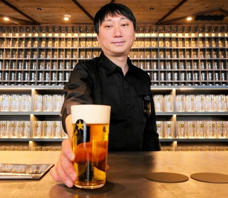 サッポロ生ビールの「完璧な１杯目」を味わえる「サッポロ生ビール黒ラベル　ＴＨＥ　ＢＡＲ　ＯＳＡＫＡ」。カウンターの奧には客のマイグラスが並ぶ＝大阪市北区