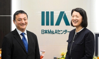 共同研究を始める関西学院大の吉川晃史教授（左）と日本Ｍ＆Ａセンターの米沢恭子エグゼクティブマネージャー＝大阪市北区角田町