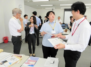 ４０人が参加した「Ｍラボ就活」の交流会＝神戸市中央区東川崎町１