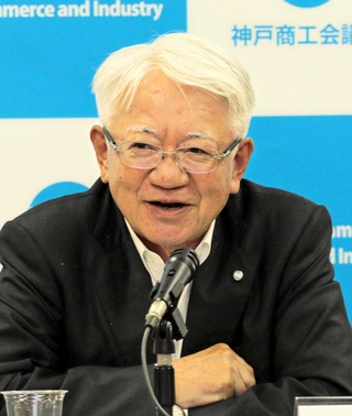 会見する神戸商工会議所の川崎博也会頭＝神戸市中央区港島中町６（撮影・谷口夏乃）