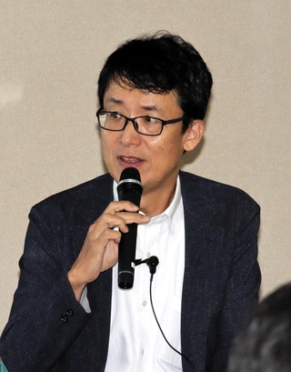 講演する旭光電機の和田貴志社長＝神戸市中央区東川崎町１、市産業振興センター