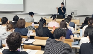 キャリア形成のノウハウを語るクラー加奈恵さん＝神戸市西区学園東町９、神戸市外国語大学