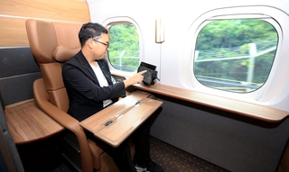 10号車の１人用個室。備え付けのタブレットから飲み物や軽食を注文できる（撮影・丸山桃奈）
