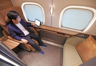 ７号車の２人用個室。リクライニングシートとソファがある＝８日午後、ＪＲ姫路駅（撮影・丸山桃奈）