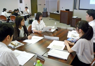 新聞記事を活用したグループワークを行う受講者ら＝神戸市中央区栄町通３、兵庫県信用組合本部
