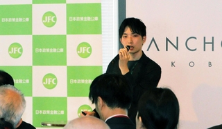 自社サービスを紹介するモノルの石田樹ＣＥＯ＝神戸市中央区加納町４、アンカー神戸