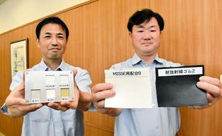 国際宇宙ステーションでの試験に参加予定のゴムのサンプルなどを手にする住友ゴム工業基盤材料研究部の中園健夫部長（左）と唯岡弘主査＝神戸市中央区脇浜町３