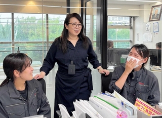 不二電気工事の藤田智香社長（中央）。元気に働くために、女性社員には婦人科のかかりつけ医を持つことを勧めている＝尼崎市武庫之荘６