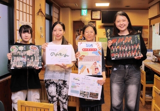 辻野美千代社長（右から２人目）とメニュー表などを作った神戸女子大の学生ら＝神戸市中央区北長狭通１