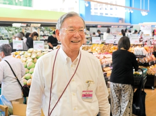 ハローズの運営について語る佐藤利行社長＝神戸市垂水区本多聞２