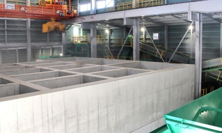 新工場「ＺＥＲＯ　１」の内部。大型クレーンが自動で動き、廃棄物を仕分ける＝姫路市網干区浜田