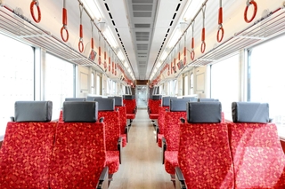 阪神電鉄の有料座席指定サービス「らくやんシート」で使われる車両内部（同社提供、提供元が画像の一部を加工しています）