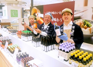しょうゆを手にする日本丸天醤油の延賀海輝社長（右）ら＝大阪市北区角田町