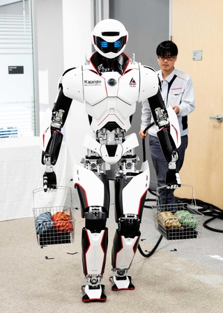 フィジカルＡＩ化に向けて川崎重工業が開発している二足歩行ロボット。製造業での活躍を目指す（同社提供）