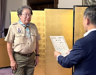 日本生命の寺村篤毅神戸支社長（右）から目録を受け取る助成団体の代表＝兵庫県公館