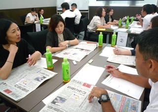 グループワークで新聞記事について話し合う受講者ら＝明石市中崎１、兵庫県水産会館