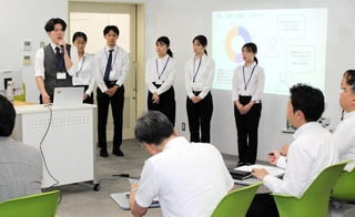 神戸空港を活用した事業プランを説明する学生たち＝神戸市西区学園東町９、神戸市外国語大学