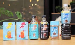 冷水にすぐ溶けるインスタント（右から２商品目）など、ネスレ日本のアイス市場向け製品＝神戸市中央区御幸通７