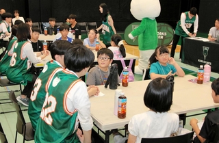 神戸ストークスと連携した小学生向け金融教室＝神戸市中央区