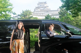 姫路タクシーの森田玲子社長（左）と、貸し切り運行するアルファードに乗る森田修平専務＝姫路市本町