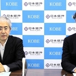 日銀神戸支店長に就任した大関雄資氏（左）と、離任した前神戸支店長の別所昌樹氏＝神戸市中央区京町（撮影・末永陽子）