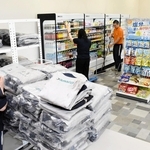 大和工業が本社敷地内に新設したコンビニで、清掃や陳列、作業服のクリーニングの仕分けをするアンド・ヤマトの従業員＝姫路市大津区吉美