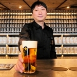 サッポロ生ビールの「完璧な１杯目」を味わえる「サッポロ生ビール黒ラベル　ＴＨＥ　ＢＡＲ　ＯＳＡＫＡ」。カウンターの奧には客のマイグラスが並ぶ＝大阪市北区