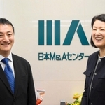 共同研究を始める関西学院大の吉川晃史教授（左）と日本Ｍ＆Ａセンターの米沢恭子エグゼクティブマネージャー＝大阪市北区角田町