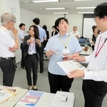４０人が参加した「Ｍラボ就活」の交流会＝神戸市中央区東川崎町１