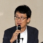 講演する旭光電機の和田貴志社長＝神戸市中央区東川崎町１、市産業振興センター