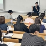 キャリア形成のノウハウを語るクラー加奈恵さん＝神戸市西区学園東町９、神戸市外国語大学