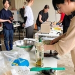 バジルを使ったジェノベーゼソースを作る参加者＝たつの市新宮町下笹